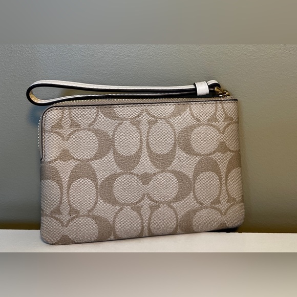 Corner Zip Wristlet In Signature Canvas With Heart Print - Picture 5 of 6